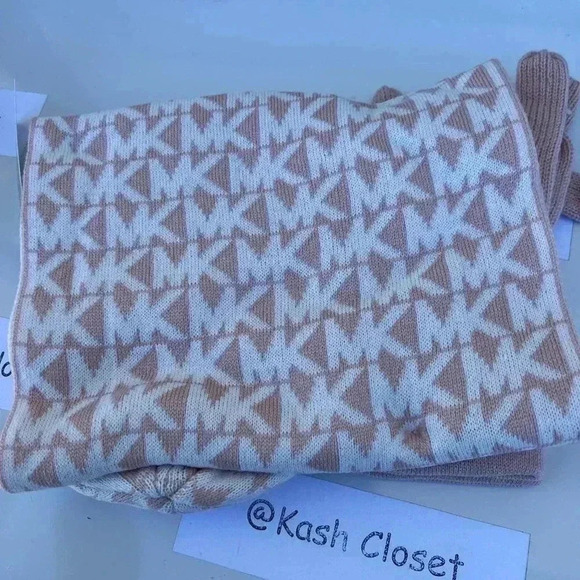 Michael Kors Hat,Gloves & Scarf Set Gift Box MK Signature Powder Blush - Picture 5 of 7